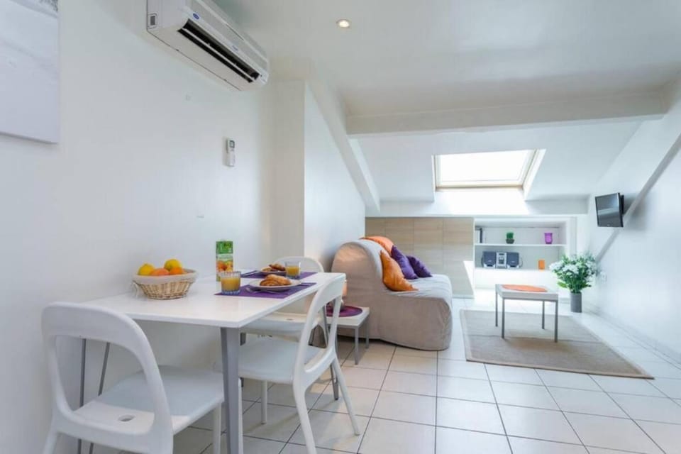 MY CASA - PORT 2 - Spacious and central w AC on the Port Apartment in Nice