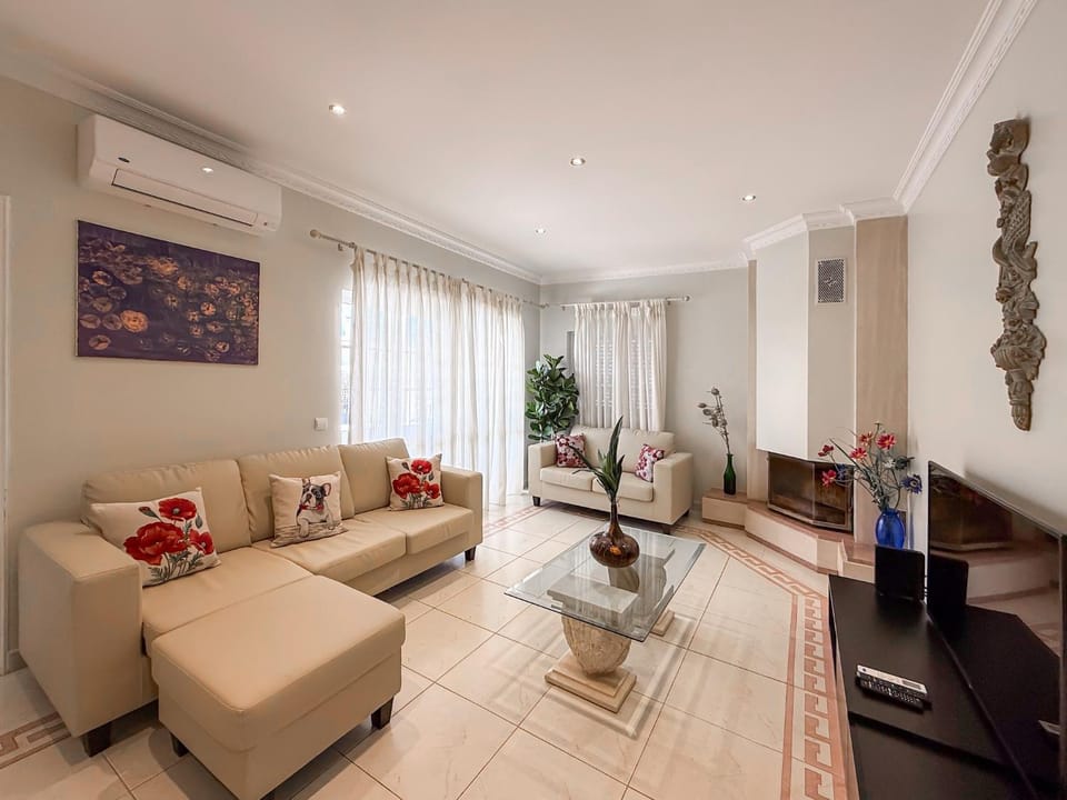 TV and multimedia, Living room, Seating area, air conditioner