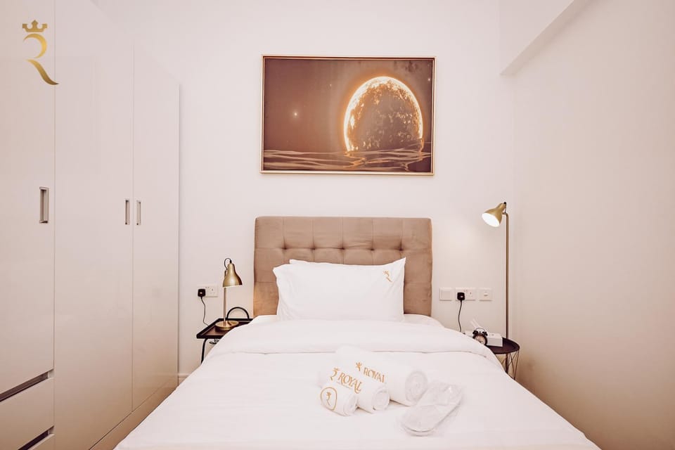Bed, Photo of the whole room, Bedroom, towels