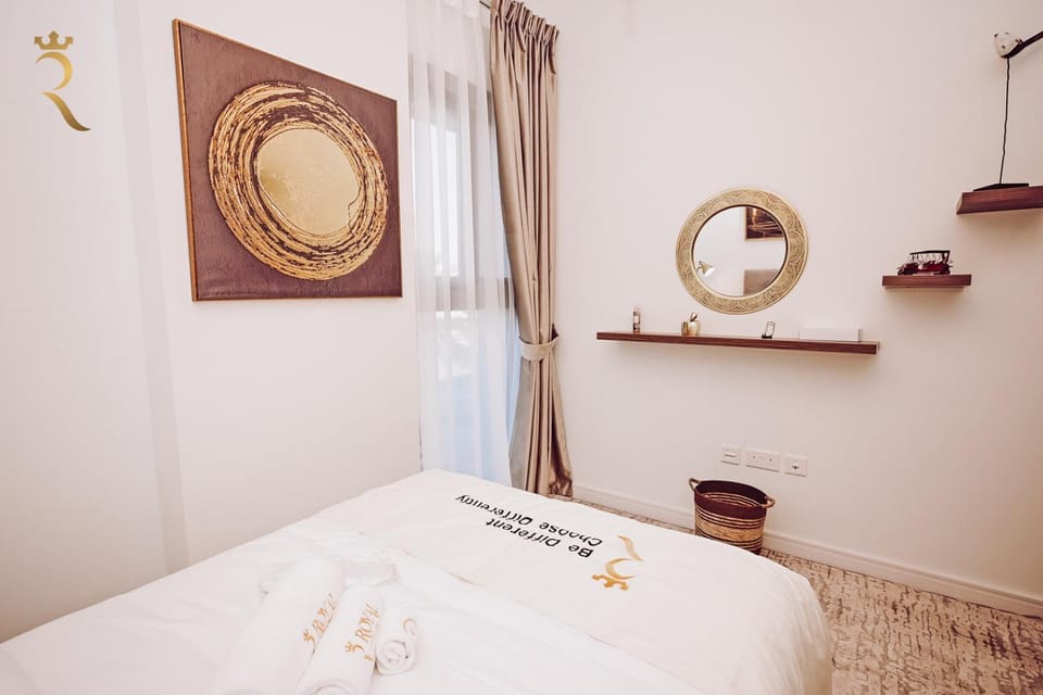 Bed, Photo of the whole room, Decorative detail, Bedroom, towels