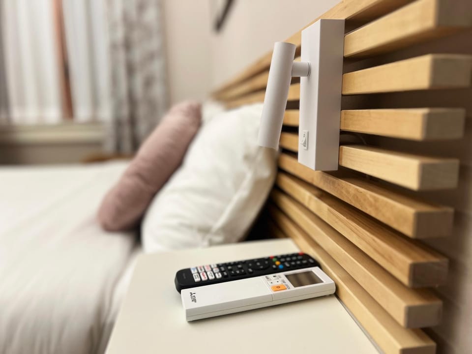 Bed, TV and multimedia, Bedroom, air conditioner, air conditioner