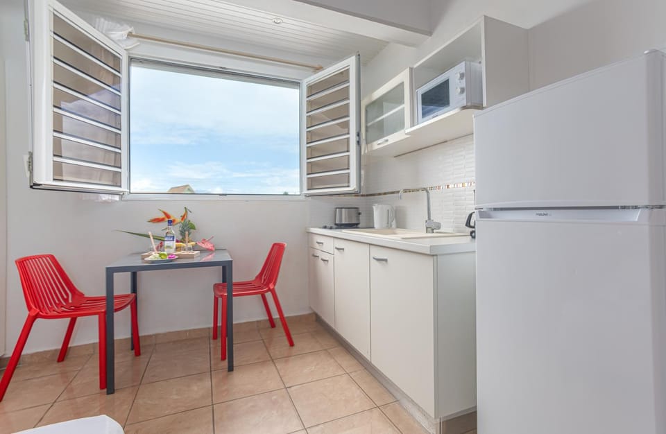 Kitchen or kitchenette, Dining area, stove