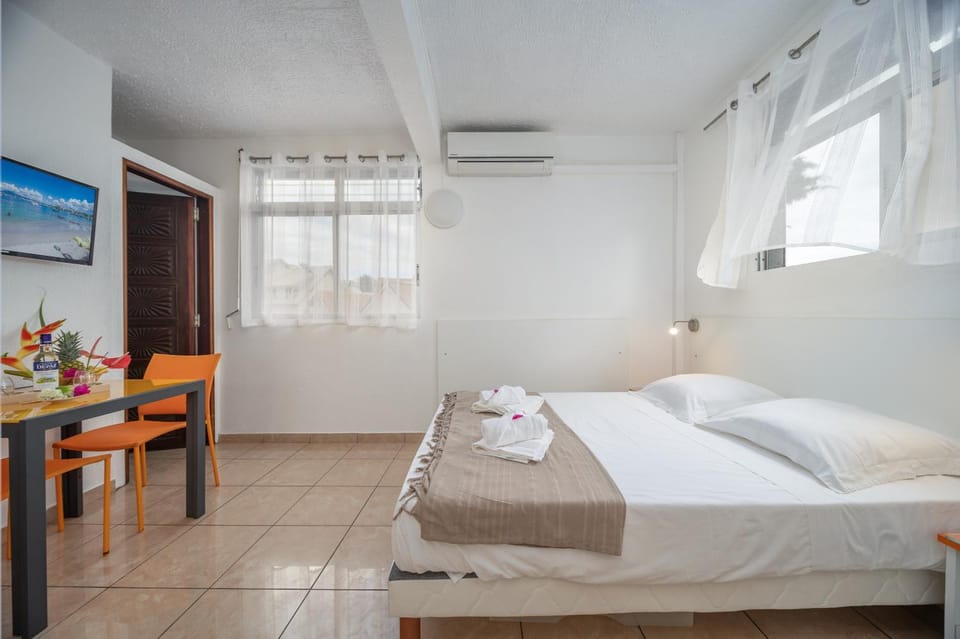 Bed, towels