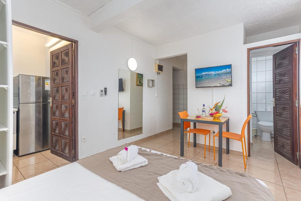 Living room, Seating area, Dining area, Bedroom