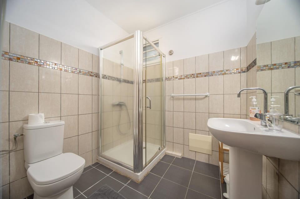 Shower, Toilet