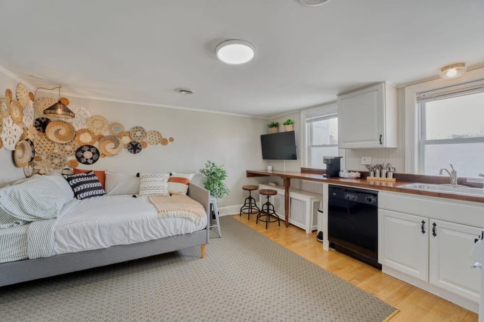 Bed, Kitchen or kitchenette, Dining area