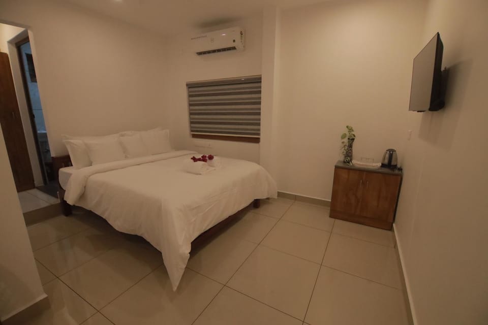 Bed, TV and multimedia, Photo of the whole room, Bedroom, towels, air conditioner