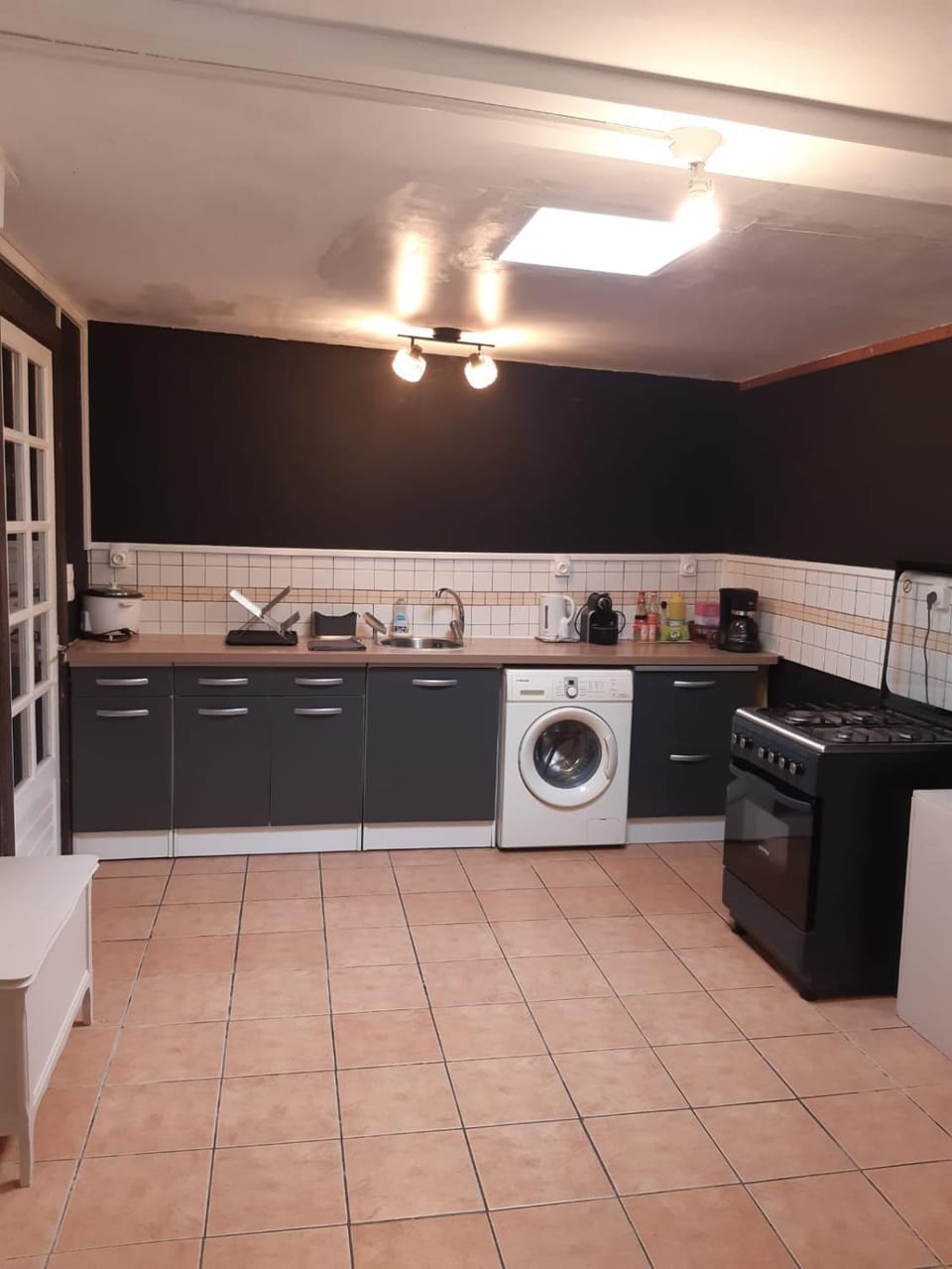Coffee/tea facilities, Kitchen or kitchenette, stove, washing machine