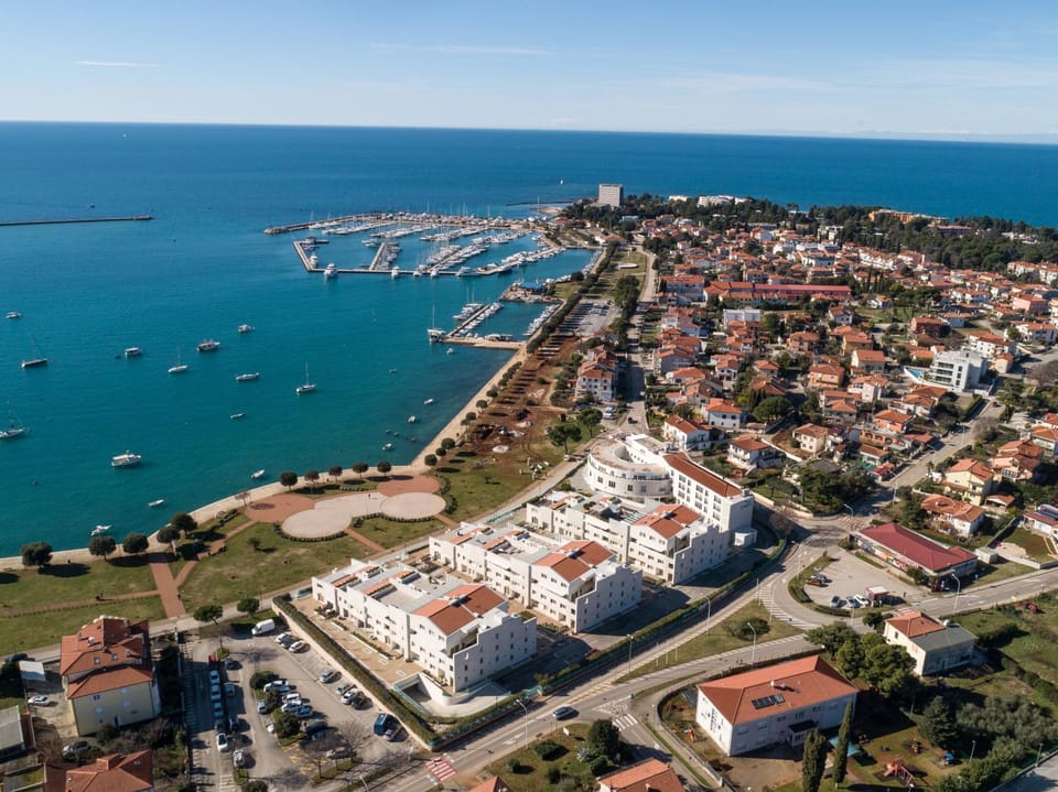 Property building, Nearby landmark, Day, Neighbourhood, Natural landscape, Beach, City view, Sea view, Location