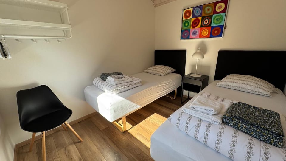 Bed, Bedroom, towels