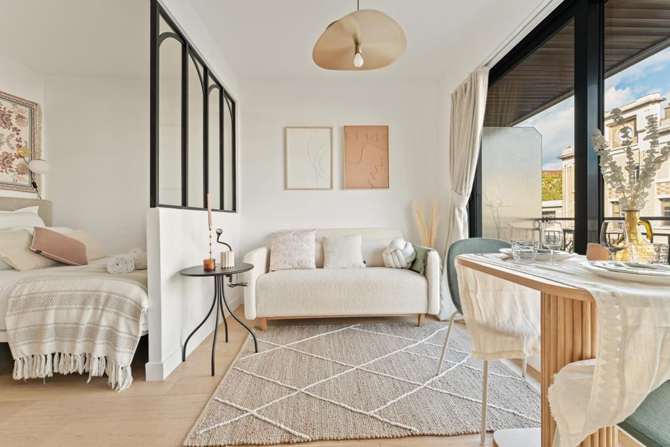 Bed, Living room, Photo of the whole room, Seating area, Dining area, Bedroom