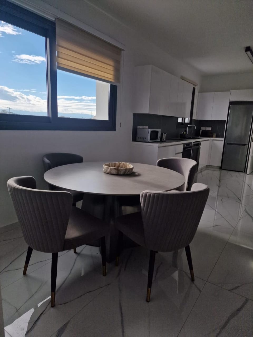 Kitchen or kitchenette, Dining area