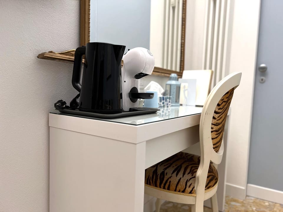 Nearby landmark, Coffee/tea facilities, Kitchen or kitchenette, hair dresser