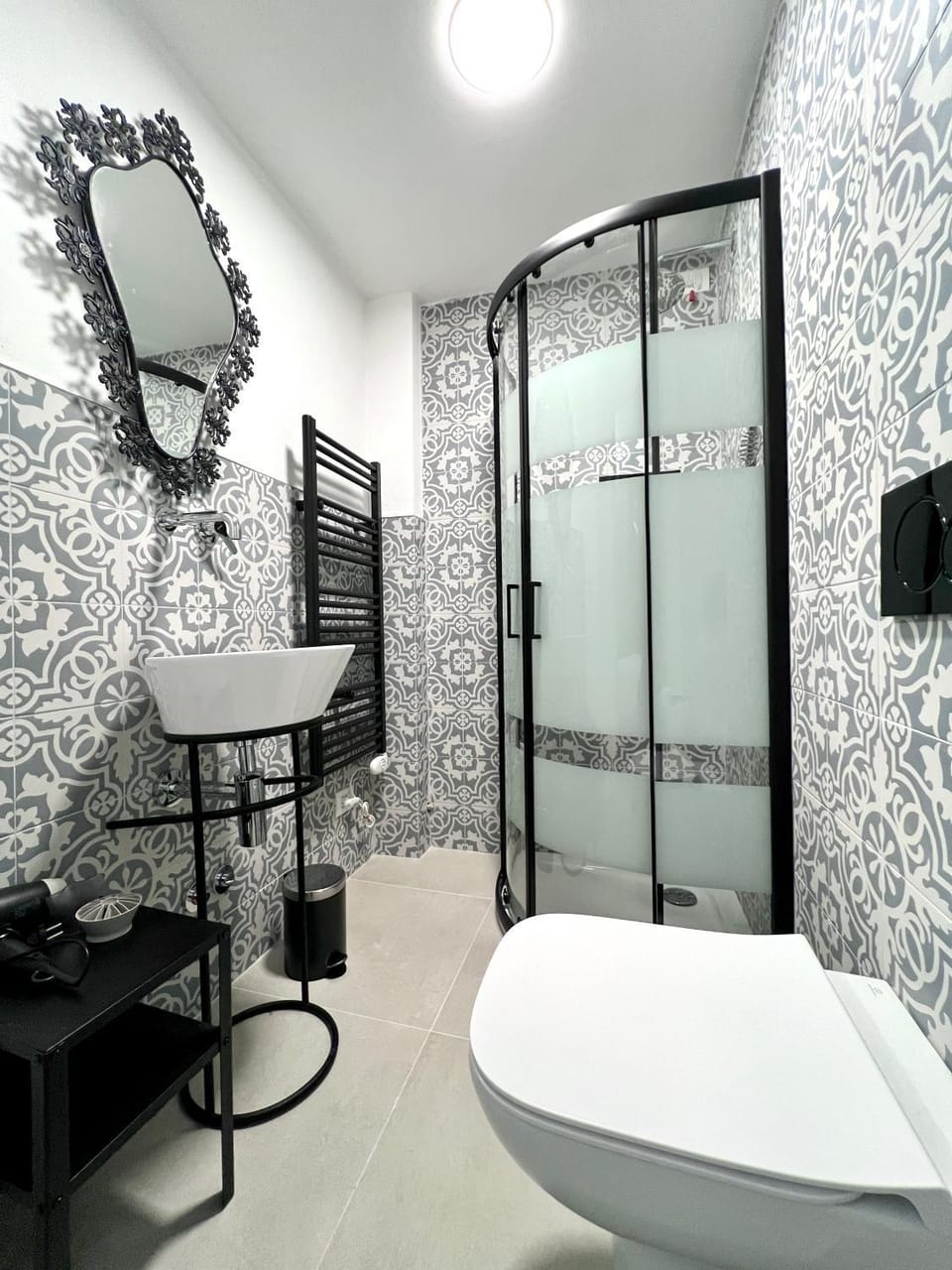 Shower, Bathroom, heating, heating, towels, towels