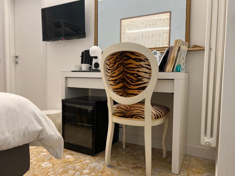 Bed, TV and multimedia, Photo of the whole room, Bedroom, minibar