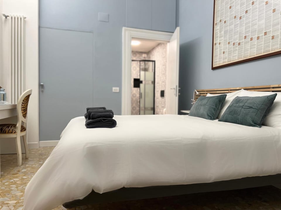 Shower, Restaurant/places to eat, Bed, Photo of the whole room, Bedroom, heating, heating, internet, internet, towels, towels, wardrobe, air conditioner, air conditioner