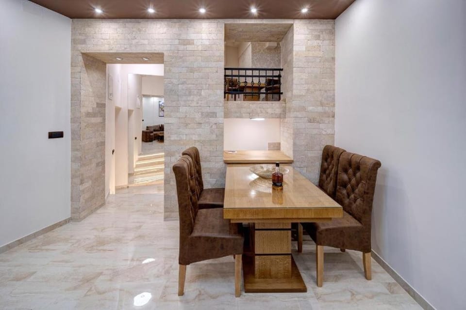 Seating area, Dining area