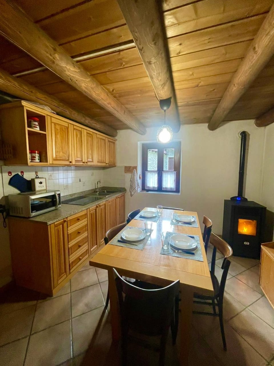 Kitchen or kitchenette, Dining area, stove
