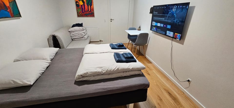 Bed, TV and multimedia, Photo of the whole room, Evening entertainment, Bedroom, towels