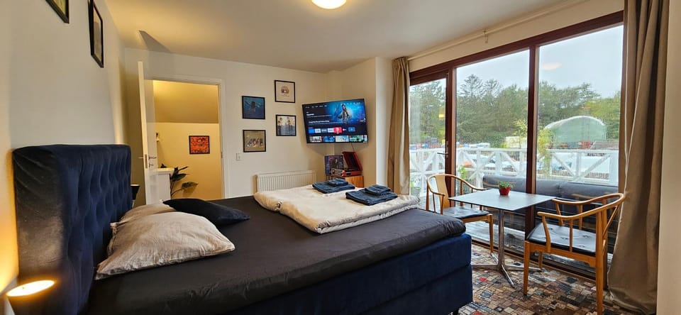 Bed, TV and multimedia, Living room, Dining area, Bedroom