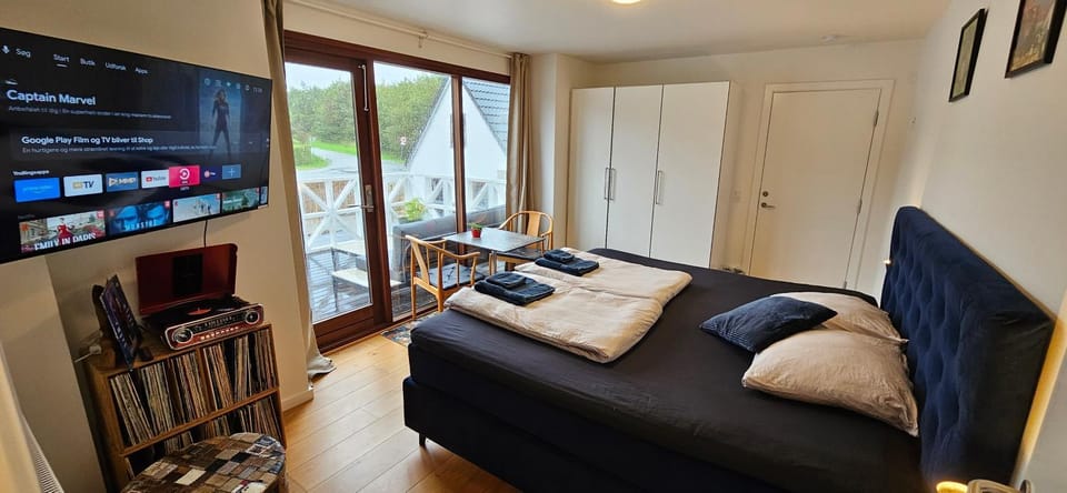 Bed, Evening entertainment, Bedroom