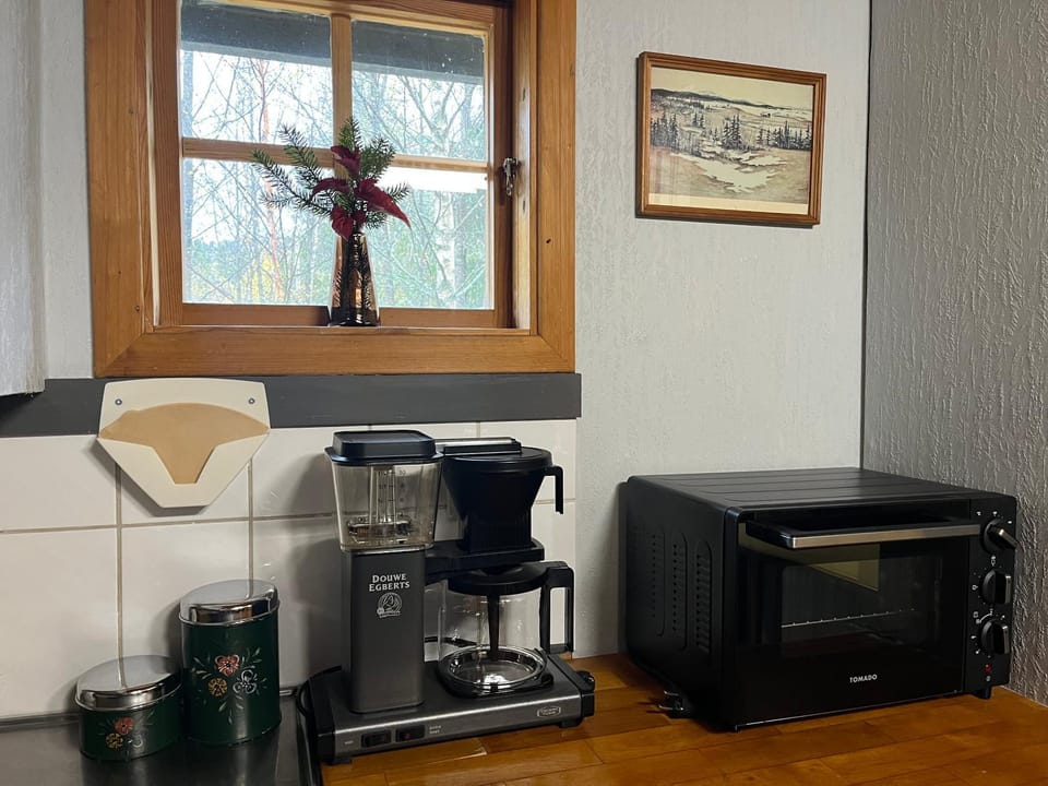 Coffee/tea facilities, oven