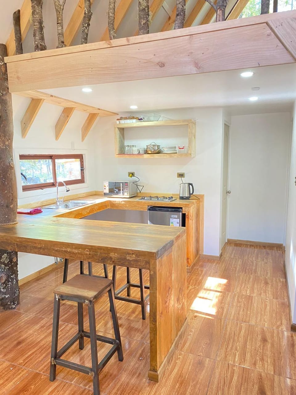 Dining area, minibar