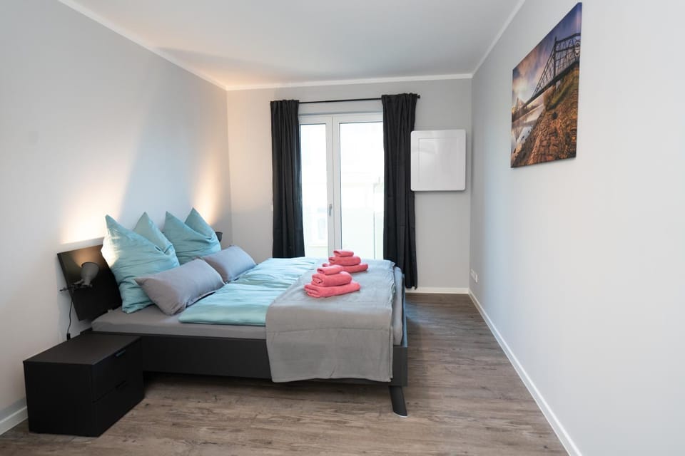 Bed, Photo of the whole room, Bedroom, towels