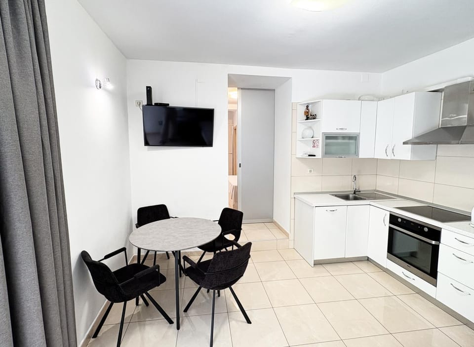 TV and multimedia, Kitchen or kitchenette, Dining area, dishwasher, oven, stove