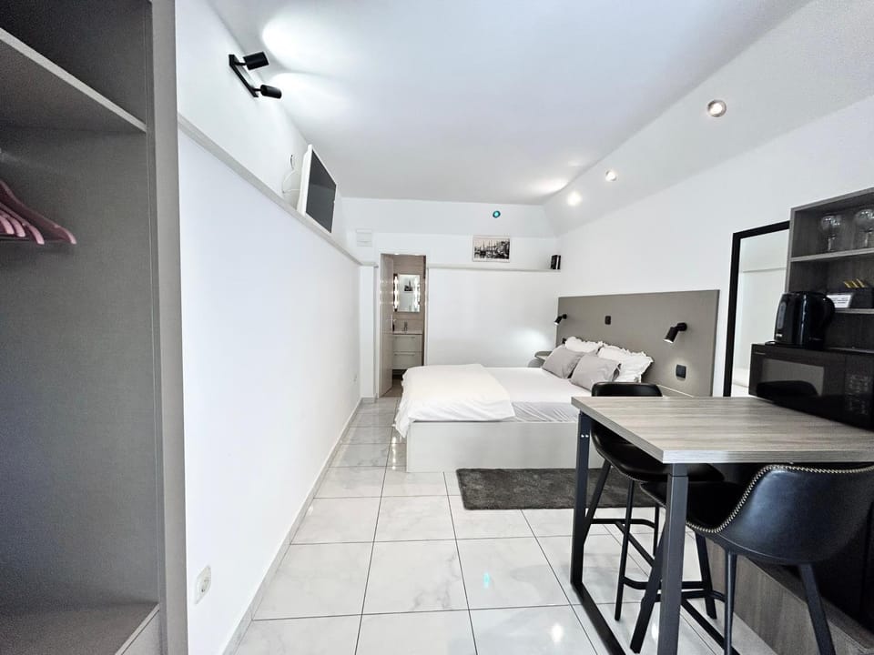 Bed, TV and multimedia, Seating area, Bedroom, air conditioner