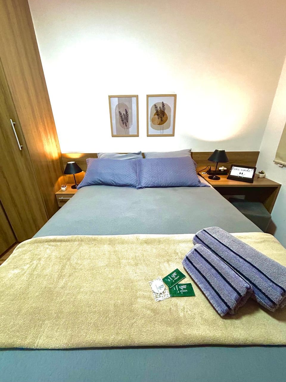 Photo of the whole room, Bedroom