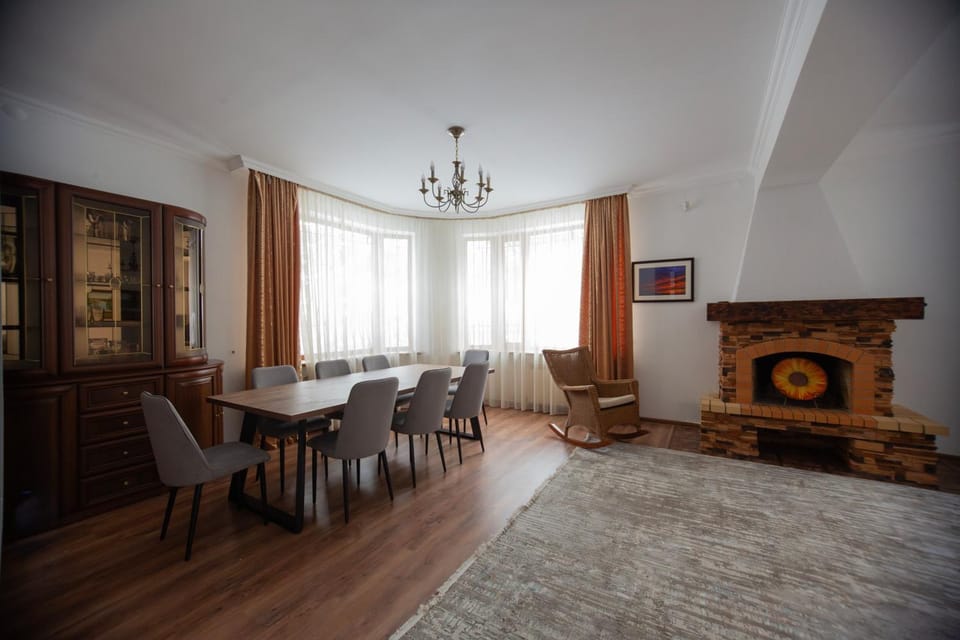 Seating area, Dining area, flat iron