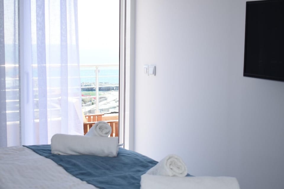 Bed, Natural landscape, TV and multimedia, Bedroom, Sea view, towels