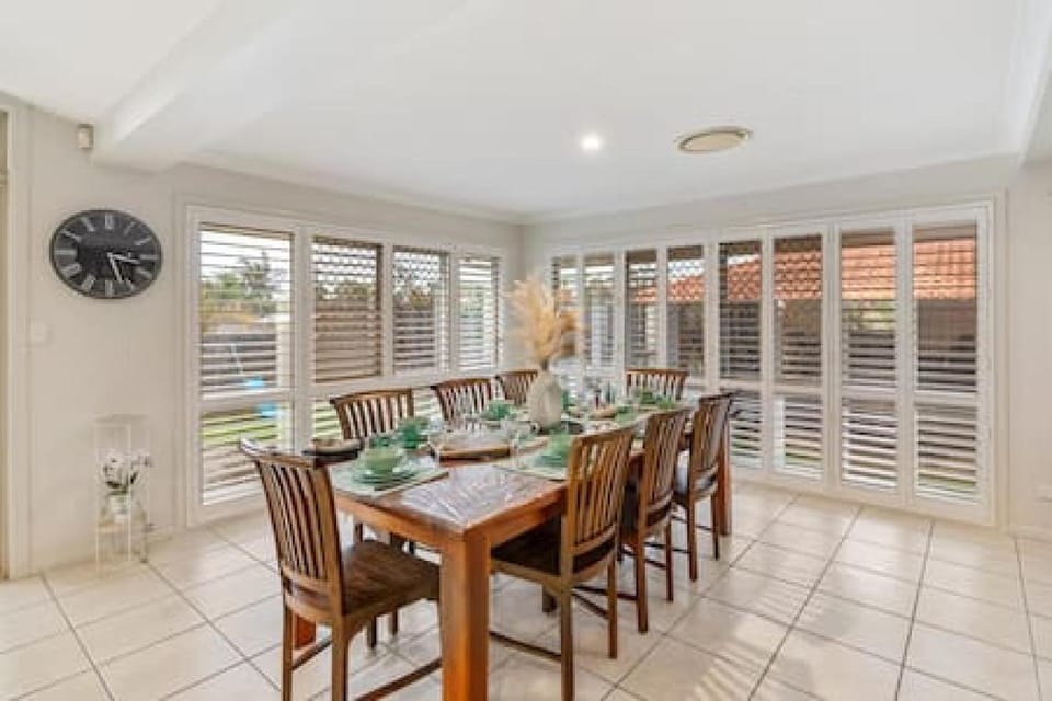 4 Bedroom Spacious Cozy Family Retreat Parkinson House in Brisbane
