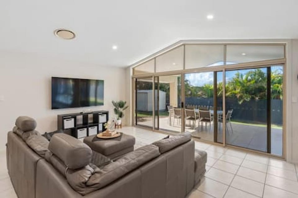 4 Bedroom Spacious Cozy Family Retreat Parkinson House in Brisbane