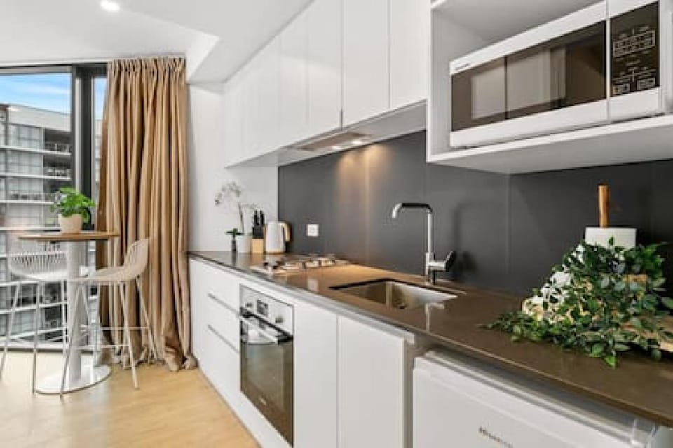 City Chic Living w Sunset Views 2BD1 Studio Apt Apartment in Brisbane City