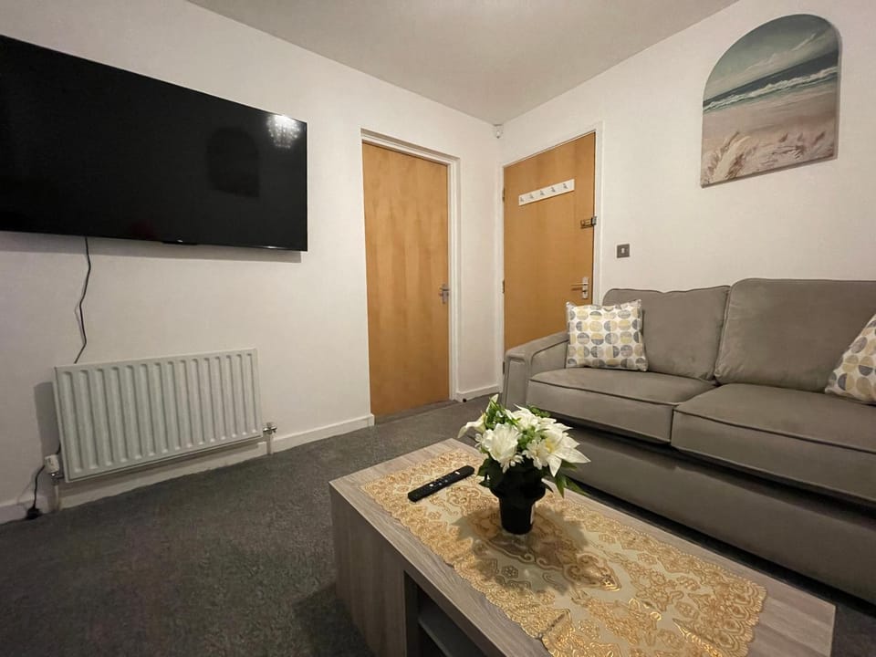 Communal lounge/ TV room, TV and multimedia, Living room, Seating area, Evening entertainment, internet