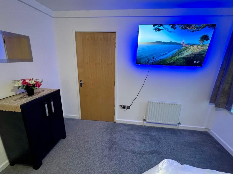 Bed, TV and multimedia, Photo of the whole room, Evening entertainment, Bedroom, internet