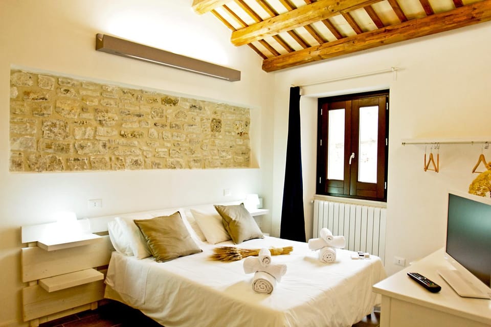Bed, Photo of the whole room, Decorative detail