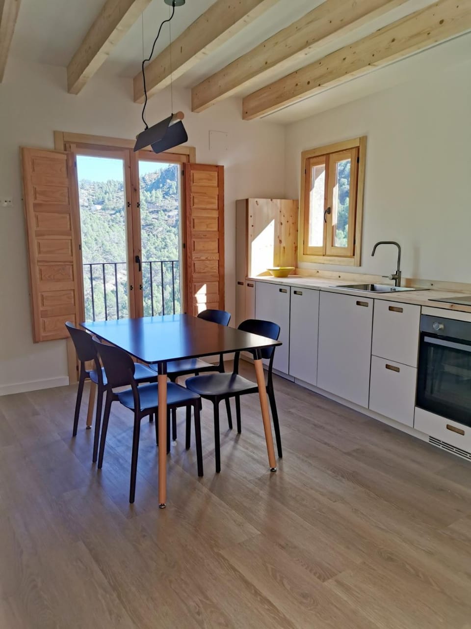 Kitchen or kitchenette, Dining area