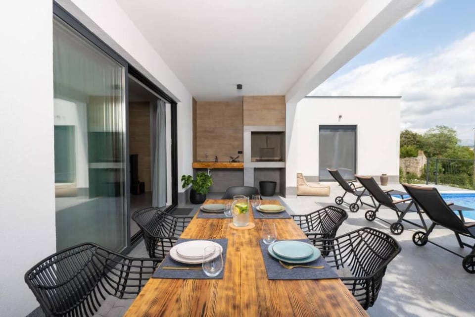 Balcony/Terrace, Seating area, Dining area, Pool view