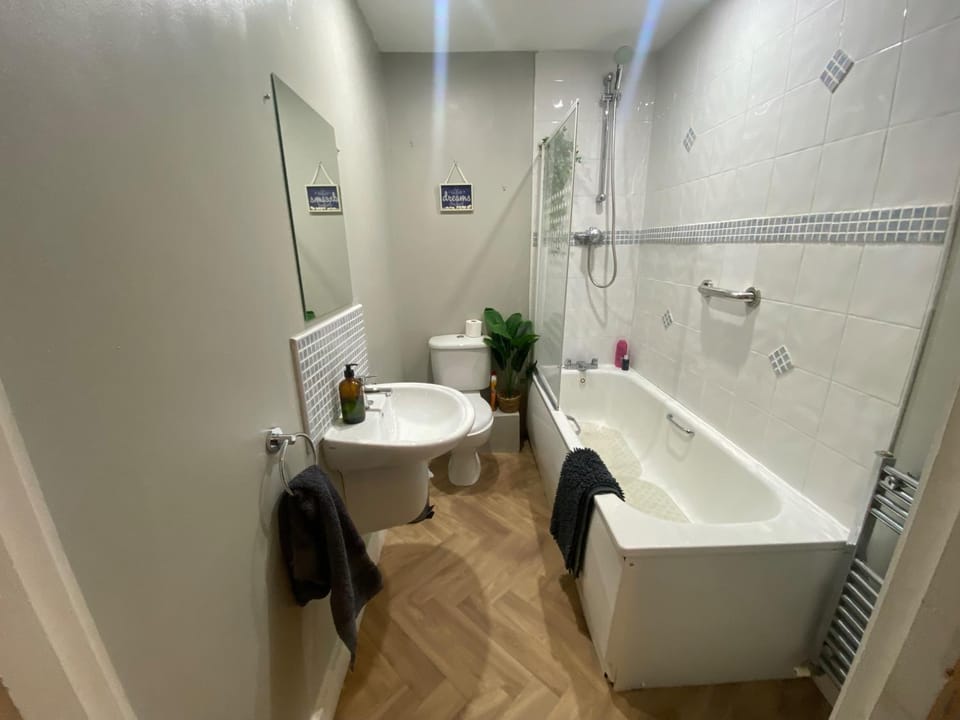 City Apartment - Sleeps 4 & Free Parking Apartment in Belfast