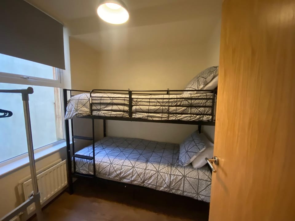 City Apartment - Sleeps 4 & Free Parking Apartment in Belfast