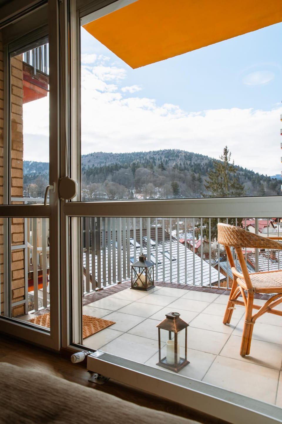 Patio, Day, Natural landscape, Balcony/Terrace, Seating area, Mountain view