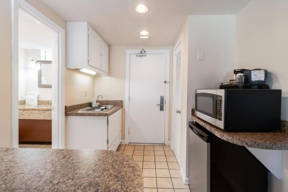 Charming Ocean View Efficiency 2nd Floor Apartment in South Carolina