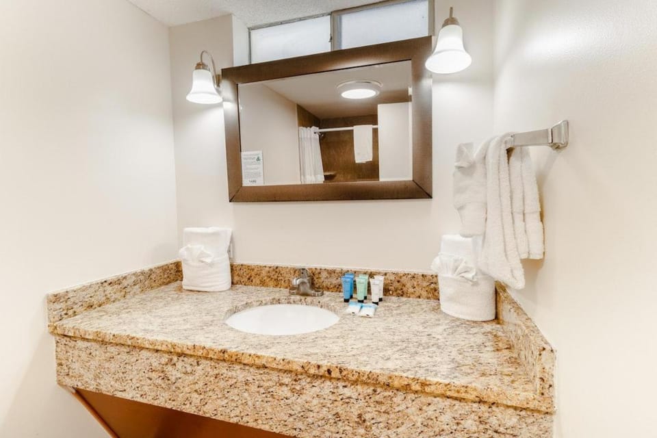 Charming Ocean View Efficiency 2nd Floor Apartment in South Carolina