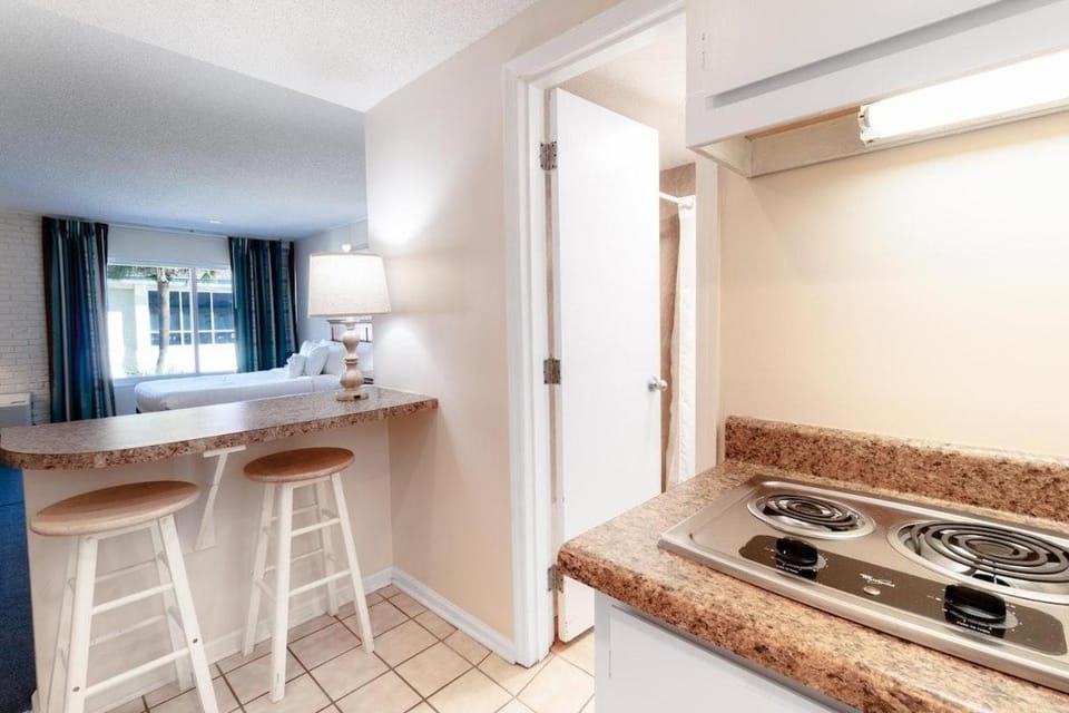 Charming Ocean View Efficiency 2nd Floor Apartment in South Carolina