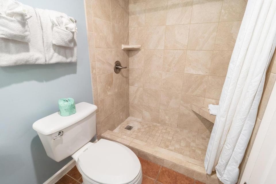 Stunning Pool View Room 1st Floor Apartment in South Carolina