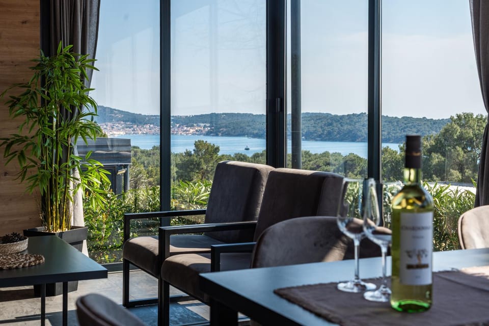 Balcony/Terrace, Seating area, Dining area, City view, Sea view