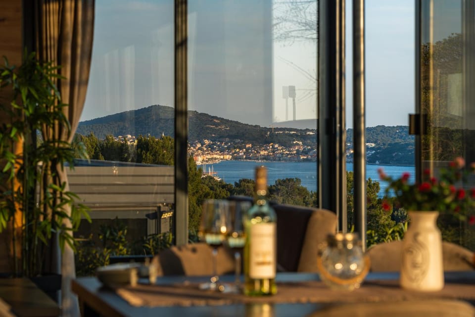 Property building, Balcony/Terrace, City view, Sea view